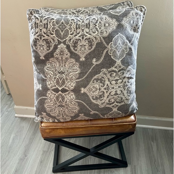 Pottery Barn 𝑃𝑖𝑙𝑙𝑜𝑤 & 𝑆𝘩𝑎𝑚 Set - Picture 3 of 4